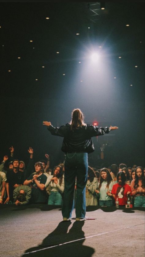 Woman Pastor Aesthetic, Female Pastor Aesthetic, Worship Outfit Leading, Preaching Aesthetic, Woman Preaching, Pastor Aesthetic, Women Preaching, Preacher Aesthetic, Woman Pastor