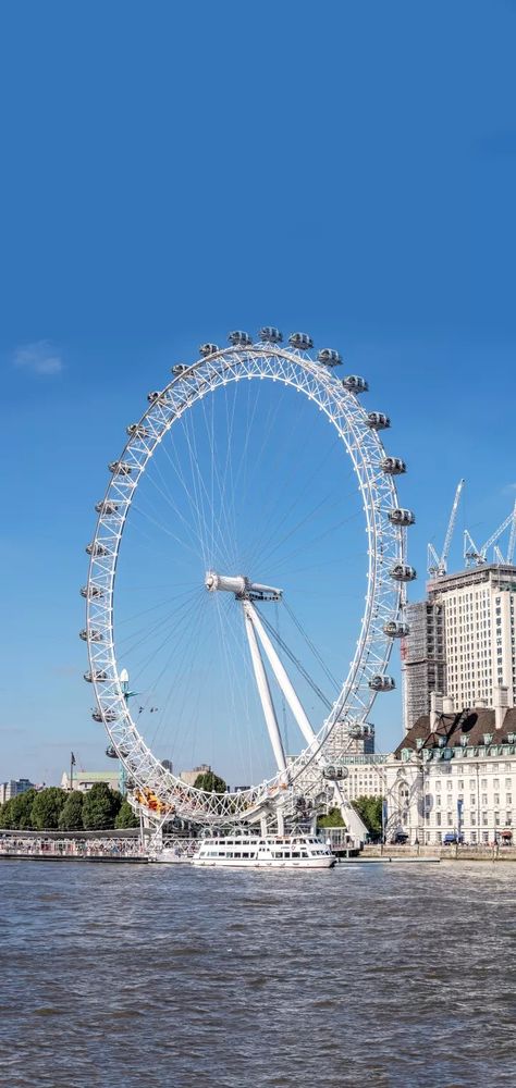 Beautiful ferries wheel ride London Eye (UK 135m) The London Eye is a giant ferris wheel carnivals rides on the south bank of the river Thames in London. The structure is 135m tall and the ferris wheel rides has a diameter of 120m. There are 32 capsules in total, each capsule can bear 25 visitors. The unceasing rotating London Eye has created a great profit for London tourist trade, undoubtedly the top tourist spot in #London. Night Landscape Photography, London Tourist, Animated Photos, Secret London, The London Eye, Carnival Rides, Travel Wallpaper, South Bank, Night Landscape