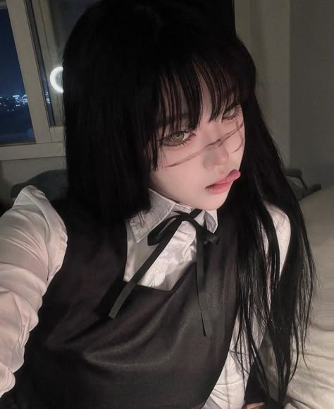 sirothyo Cosplay Reference Photos, Yoru Csm Pfp, Black Hair Anime Cosplay, Yoru Cosplay, Female Cosplay Ideas, Cosplay Aesthetic, Face Angles, Christmas Cosplay, Hair Inspiration Short