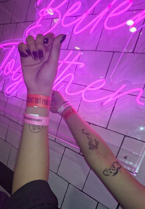 Clubbing photo outfit with wrist bands sticker aesthetic of two friends at night Club Photo Ideas, Night Club Pictures, 2024 Manifestations, Night Luxe, Friends Night, Sticker Aesthetic, Band Stickers, Baby Fashionista, Two Friends