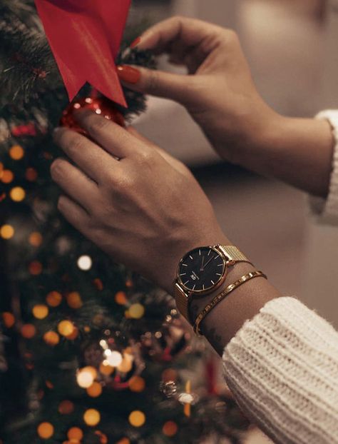 Feminine Christmas Aesthetic, Christmas Gift Photography, Christmas Content, December Jewelry, Christmas Marketing, Christmas Watches, Jewellery Photography Inspiration, Holiday Bracelets, Christmas Campaign