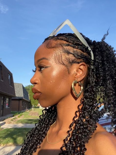 Braids With Curls Short Hair, Spring Braids Hairstyles, Spring Braids Black Women, Mini Passion Twists Long, Types Of Braids For Black Women, Short Passion Twists Hairstyle, Spring Twist Hairstyles, Mini Passion Twists, Spring Twist Braids