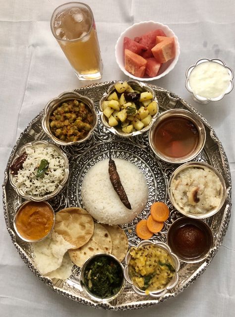 Indian Food Aesthics, Food Thali, Kerala Cuisine, Cultural Aesthetic, Different Types Of Food, Indian Thali, Indian Food Photography, Desi Food, Easy Food Art