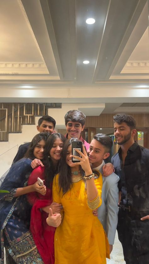 Indian Aesthetic Friends, Group Photos Indian, Hidden Face Aesthetic, Girls Dpz Stylish, Desi Video, Group Photo Poses, Desi Vibes, Friend Stuff, Letter Images