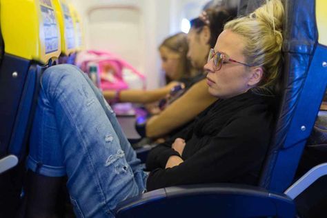 10 Simple Circulation Exercises You Can Do In Any Airplane Seat... Sleeping On A Plane, Economy Seats, People Fly, Long Haul Flight, Long Flights, Jet Lag, Red Eye, How To Get Sleep, Travel Companies