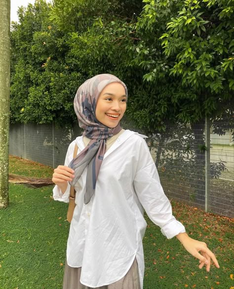 Outfit Kemeja Putih, Ootd Kemeja, Muslimah Fashion Casual, Clean Girl Outfits, Muslim Fashion Hijab Outfits, Muslim Outfits Casual, Casual Hijab Outfit, Hijabi Outfits Casual, Casual Hijab