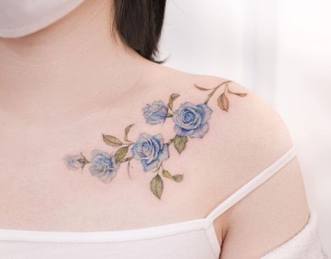 30+ Collarbone Tattoos: Trending Ideas for Women and Men - 100 Tattoos #tattoo #aestetic #ideas #artist #design Color Bone Tattoos, Color Bone Tattoos For Women, Tattoo Manifestation, Clavical Tattoos Women, Ophelia Aesthetic, Tattoos Trending, Trip Tattoo, Witch Tattoos, Moms Tattoo