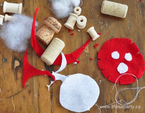 Wooden Mushrooms Diy, Cork Mushrooms, Fungi Decor, Toadstool Craft, Creepy Garden, Cork Garland, Mushroom Party, Felt Mushroom, Mushroom Crafts