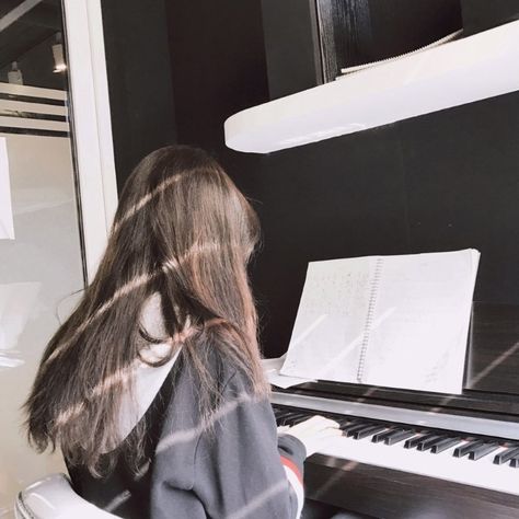 loona choerry girlfriend material icon Piano Girl, Playing Piano, Pre Debut, Uzzlang Girl, Ukelele, Music Aesthetic, Aesthetic Themes, Ulzzang Girl, Aesthetic Girl