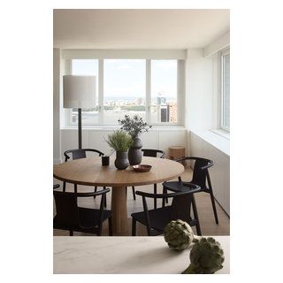 Photography: Jeff Cate Round Dining Room Table Decor, Modern Round Dining Room Table, Diningroom Ideas, Dining Roo, Round Dining Room Table, Transitional Dining Room, Minimalist Dining Room, Cozy Breakfast Nook, Dining Room Sideboard