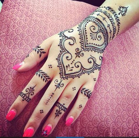 Cute Henna Tattoos Hand, Lotus Henna, Cute Henna Designs, Tattoos Hand, Cute Henna Tattoos, Henna Nails, Cute Henna, Henna Tattoo Hand, New Bridal Mehndi Designs