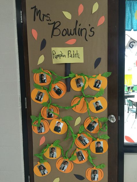 Thanksgiving door Catholic school Homeroom door Fall Classroom Door Ideas, Bulletin Boarders, Preschool Door Decorations, Halloween Door Decorations Classroom, Fall Classroom Door, Halloween Door Decoration, Halloween Classroom Door, Halloween Classroom Decorations, Halloween School Treats