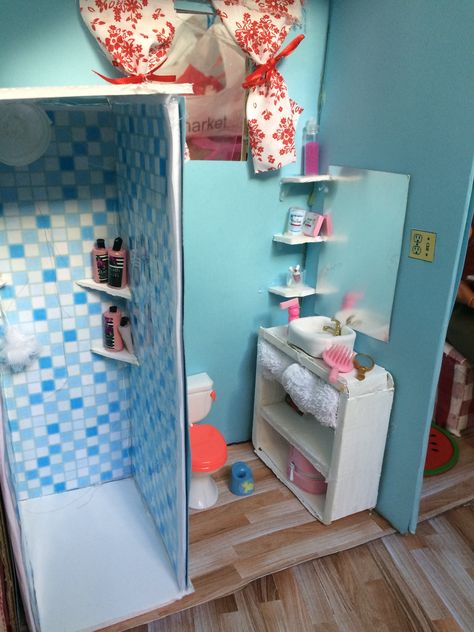 Barbie bathroom Bathroom With Blue Walls, Doll House Bathroom, Minimalist Entryway, Barbie Bathroom, Barbie Camper, Modern Facade, Camper Storage, Outside Living, House Bathroom