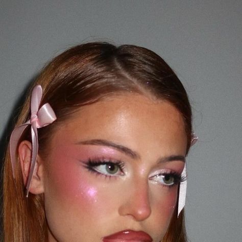 Pretty Pink Makeup Looks, Pink Aesthetic Makeup Looks, Glitter Lips Makeup Look, Sugarplum Makeup, Sugarplum Fairy Makeup, Pink Blush Makeup Looks, Pink Lips Makeup Look, Highlight Makeup Look, Raspberry Makeup