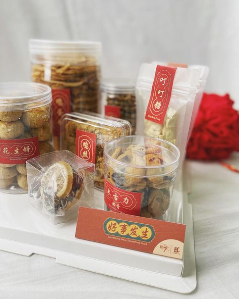 好事发生 Something New, Something Good. RM160 -Kuih kapit -Mixed seeds florentine -Peanut cookie -Chicken floss -Chocolate almond chip -Ding Ding candy -Shrimp roll -Flower tea Team up with @montigifti Peanut Packaging Ideas, Cny Cookies Packaging, Concept Tet, Cny Packaging, Chicken Floss, Peanut Cookie, Cny Hampers, Chinese Cookies, Shrimp Roll