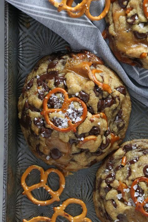 Vegan Levain Style Salted Caramel Pretzel Cookies - Labeless Nutrition Vegan Salted Caramel Cookies, Vegan Levain Cookies, Caramel Pretzel Cookies, Salted Caramel Pretzels, Pretzel Cookies, Salted Caramel Cookies, Levain Bakery, Vegan Cookie, Caramel Pretzels