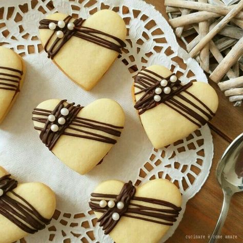 Cute Christmas Cookies, Biscotti Cookies, Valentines Day Cookies, Xmas Cookies, Christmas Sweets, Christmas Cookies Decorated, Christmas Sugar Cookies, Valentine Cookies, Cookies Decorated