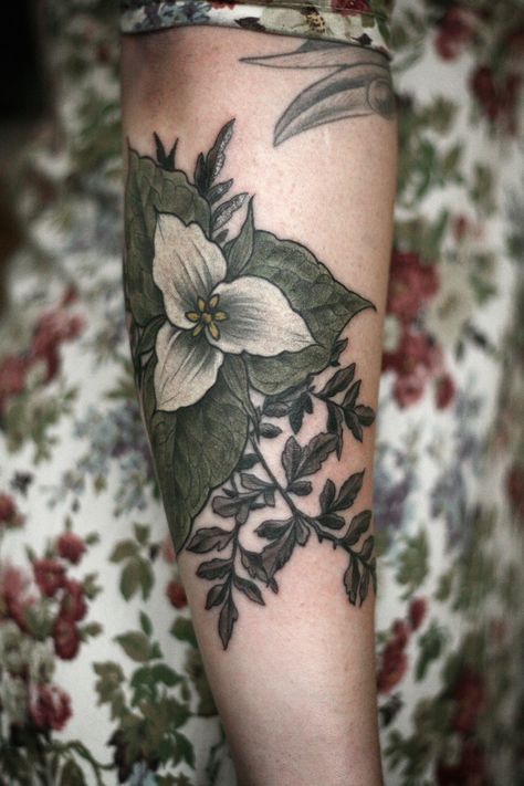 Tattoo artist Alice Carrier specializes in creating beautiful blooms that&apos;ll make you want to frolic in a field of flowers. Her realistic drawings tra Trillium Tattoo, Peacock Tattoo, Elements Tattoo, Floral Tattoos, Wonderland Tattoo, Wild Tattoo, Retro Tattoos, Botanical Tattoo, Desenho Tattoo