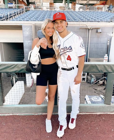 Highschool Baseball Game Outfit, Mlb Wife Outfits, Baseball Wife Outfit, Ball Park Outfits, Baseball Gf Outfits, Baseball Girlfriend Outfits, Mlb Wife Aesthetic, Football Girlfriend Aesthetic, Spring Baseball Game Outfit