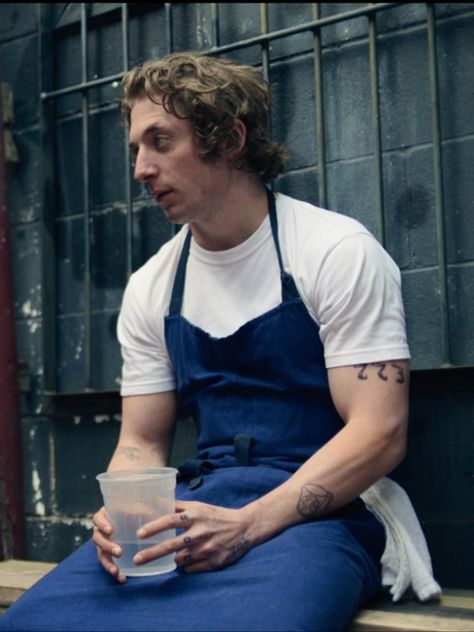 Lip Gallagher, Allen White, Chef Clothes, Overalls Men, Jeremy Allen White, Bear Outfits, Mens Outfit Inspiration, Men Fashion Casual Outfits, Attractive People