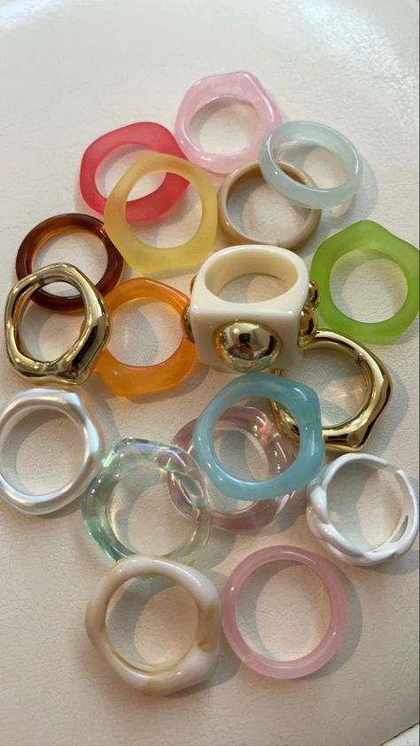 Funky Rings Aesthetic, Chunky Rings Colorful, Colorful Rings Aesthetic, Plastic Rings Jewelry, Rings Colorful, Colorful Rings, Diy Wire Jewelry Rings, Funky Accessories, Accessories Colorful