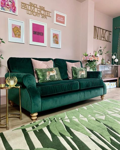 Boujee Rooms, Green Couches, Green Sofa Living, Pink Rugs, House Lounge, Green Living Room Decor, Velvet Sofas, Cuddle Chair, Green Couch