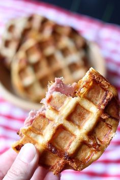 Pizza-gaufre au jambon et fromage Pate Pizza, Comte Cheese, Cheese Waffles, Ham Cheese, How To Cook Ham, Cake Factory, Batch Cooking, Pancakes And Waffles, Ham And Cheese