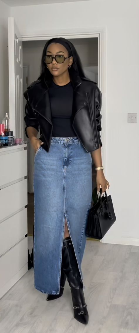 Long Denim Skirt Doc Martens Outfit, Long Denim Skirt Street Style, Modest Fashion Outfits Spring, Long Jean Skirt Outfits Black Women, Winter Jean Skirt Outfits, Long Blue Jean Skirt Outfits, Fall Brunch Outfit Casual, 50 Degree Weather Outfit Fall, Outfit Jupe En Jean