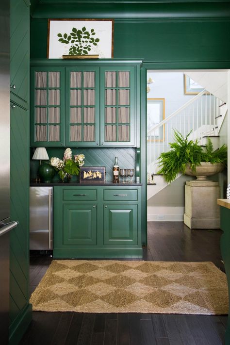 30++ Kitchen Cabinet Refacing Ideas Pictures, Refacing Cost 2019 & DIY! Kitchen Cabinet Refacing, Green Painted Furniture, Cottage Colors, Green Kitchen Designs, Paint Kitchen Cabinets, Green Kitchens, Refacing Kitchen Cabinets, Kitchen Wall Cabinets, Traditional Kitchen Design