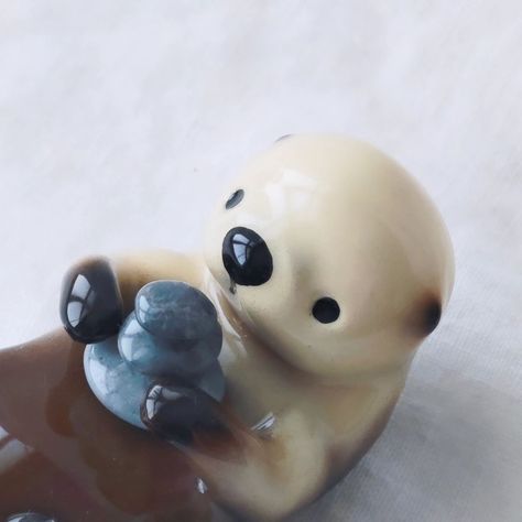 Otter things 🦦 Shop update today Aug 11th 8pm GMT 🩷 There are 3 different otter inspired offerings this time: 1. The Otter and pup set. 2. The deluxe otter set with otters holding hands and lots of accessories and 3. The seagull, clam and pebbles accessory pack. Previews are on the site now. Link in the bio 🔗 There is a countdown in our stories to help with time differences.⏳💕 . . . . . . #otterlife #otterpup #otterbaby #otterfigurine #otterart #ottersculpture #cuteart #collectibles #deskart ... Otter Holding Rock, Otter Polymer Clay, Clay Otter, Otter Totem, Otters Holding Hands, Otter Pup, Polymer Clay Kunst, Otter Art, The Seagull