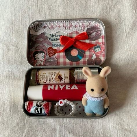 Calico Critter Altoid Wallet, Altoids Wallets, Altoid Wallet, Tin Wallet, Wallet Inspiration, Altoids Wallet, Mint Tin Crafts, Wallet Ideas, Altoids Tin