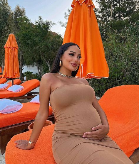 Formal Pregnancy Outfits, Ivana Santacruz, Insta Grid, Egyptian Women, Pretty Pregnant, Maternity Chic, Mommy Outfits, Outfits Dressy, Mode Zara