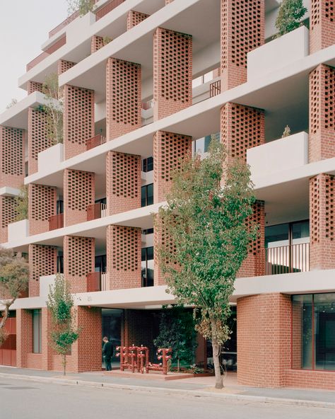 Gallery of Bruce Street Commercial Building / Carr - 16 Brick Facade Commercial Building, Rectangle Building Architecture, Tropical Architecture Design Concept, Brick Commercial Building Exterior, College Building Design, Tropical Hostel, Brick Building Facade, Office Building Architecture Facade, Modern Brick Building