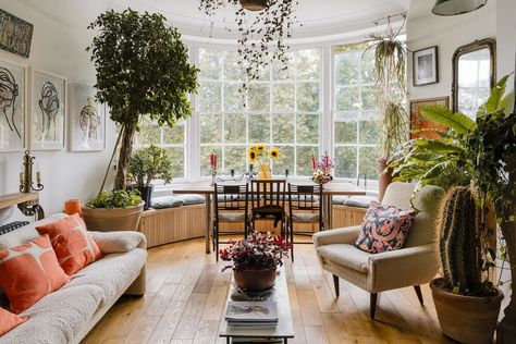 Plants, Art, and a Huge Bay Window in a London Apartment 2 Bay Window Apartment, Window Apartment, Apartment Living Rooms, Scotland House, Window Living Room, Bay Window Living Room, Cottage Loft, White Shutters, Airbnb Design