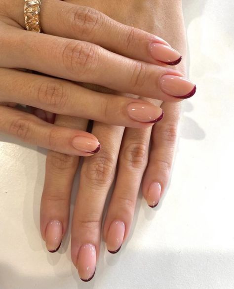 Nude Nails Simple Design, Classy Nails Red, Minimalist Nail Art Almond, Small Almond Nails, Nail Art Almond Nails, Nail Art Almond, Nails December, Nail Art Inspo, Natural Nails Manicure