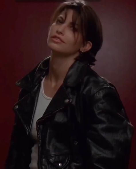 Corky Bound 1996 Haircut, Gina Gershon 90s, Corky Bound Haircut, Corky Bound 1996, Bound Movie, Bound 1996, Masculine Women, Androgynous Girl, Masc Women