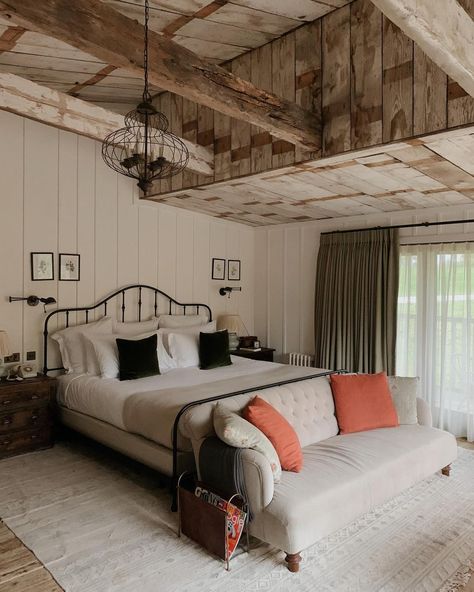 Soho Farmhouse Interiors, Panelling Walls, Log Cabin Bedrooms, Chill Bedroom, Chalet Bedroom, Cabin Bedrooms, Lakehouse Bedroom, Soho Farmhouse, Farmhouse Cabin