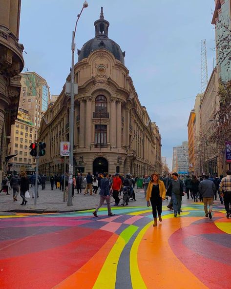 Los colores le hacen bien a Santiago de Chile 🇨🇱       📸 @worldtravelercl Santiago Chile Aesthetic, Chile Aesthetic, Delivery Pictures, Chile Travel, Africa Do Sul, Santiago Chile, Vision Boards, Countries Around The World, Countries Of The World