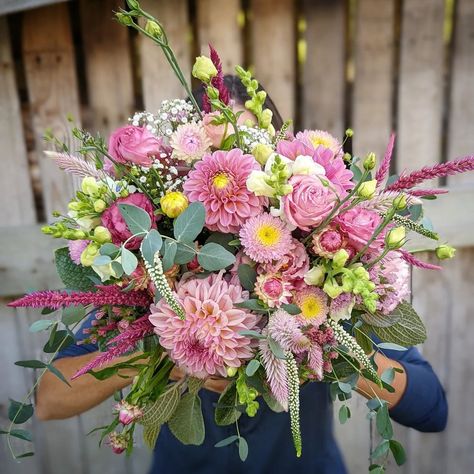 Flower Arrangements From The Garden, Bouquets With Zinnias, Zinnia Flower Bouquet, Trendy Flower Arrangements, Best Flowers For Bouquets, Cosmo Flower Bouquet, Cut Flower Bouquet Recipe, Dahlia And Zinnia Bouquet, Flowers To Grow For Bouquets