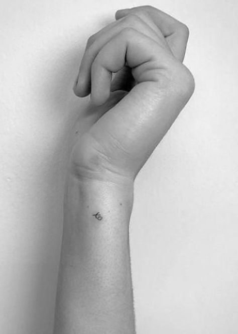 Cute Tattoo Designs, Xo Tattoo, Cool Finger Tattoos, Kiss Tattoos, Needle Tattoo, Tattoo Cute, Bestie Tattoo, Cute Tattoo, Single Needle Tattoo