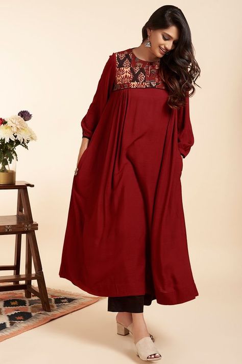 Simple Frock Design, Stylish Kurtis Design, Designer Kurti Patterns, Stylish Short Dresses, Long Kurti Designs, A Line Kurta, Kurta Designs Women, Simple Pakistani Dresses, Beautiful Dress Designs