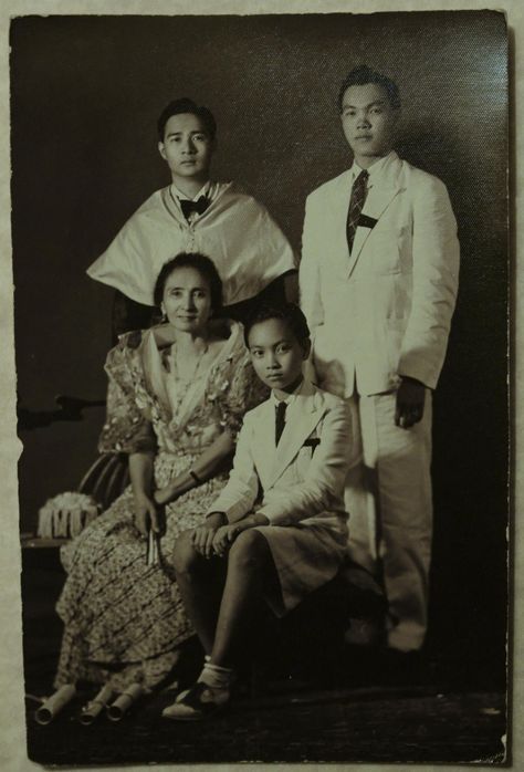 Filipino Family of 1920 Philippine Traditions, Modern Filipiniana Dress, Vintage Graduation, Philippines Fashion, Filipino Fashion, Philippines Culture, Photo Class, Dutch East Indies, Filipino Culture