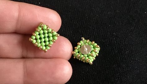 Diy Earrings Studs, Seed Bead Jewelry Tutorials, Beaded Stitch, Miyuki Beads Pattern, Beaded Earrings Tutorials, Bead Embroidery Tutorial, Beaded Earrings Diy, Beaded Bracelets Tutorial, Handmade Jewelry Earrings