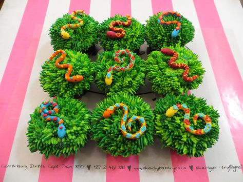 Snake themed cupcakes iced in grass textured butter icing Snake Cupcakes, Bug Party Food, Snake Party, Camp Snacks, Reptile Party, Butter Icing, Cute Cupcakes, Themed Cupcakes, Baking Sweets