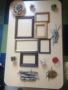 Empty frames provocation... from A classroom full of curiosity and wonder Provocations Reggio, Baby Zintuiglijk, Reggio Emilia Classroom, Curiosity Approach, Reggio Inspired Classrooms, Reggio Emilia Inspired, Reggio Classroom, Creative Area, Reggio Inspired