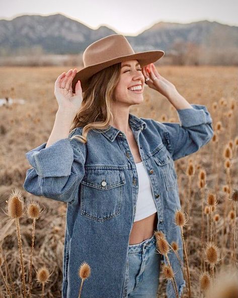 Courtney Steeves, Enchanted Rock, Granola Girl Aesthetic, Senior Photo Outfits, Looks Country, Senior Picture Outfits, Foto Tips, Grad Photos, Granola Girl