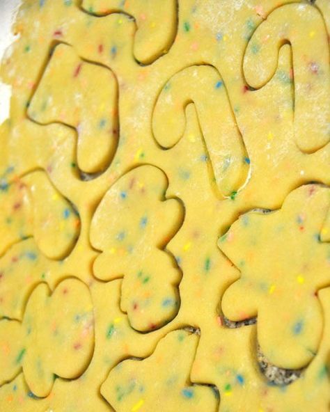 Cake mix cutout cookies Cookies From A Cake Mix, Recipes Using Cake Mix, Snacks Für Party, Cupcake Cake, Cut Out Cookies, Yummy Sweets, Cookies Recipes Christmas, How Sweet Eats, Cake Batter