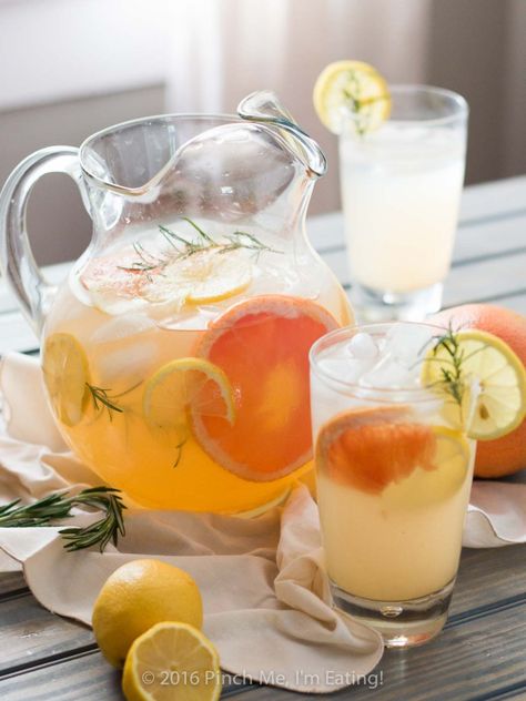 Grapefruit Rosemary Lemonade - A sweet, tangy, and fragrant twist on the classic summer drink. So refreshing! | www.pinchmeimeating.com Summer Pitcher Drinks, Alcoholic Summer Drinks, Pitcher Drink Recipes, Grapefruit Lemonade, Cocktails For A Crowd, Rosemary Lemonade, Grapefruit Recipes, Pitcher Drinks, Pitcher Cocktails