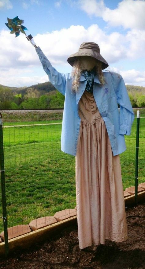 Garden Scarecrow Ideas, Garden Scarecrow, Scarecrow Ideas, Scarecrow Festival, Make A Scarecrow, Scarecrows For Garden, Diy Scarecrow, Garden Junk, Garden Angels