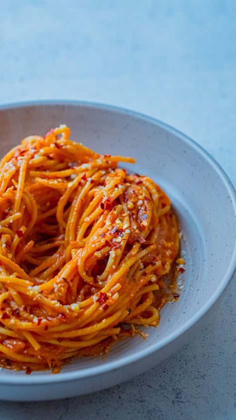 Truffle Spaghetti, Spaghetti Bread, Spicy Spaghetti, Pasta Spaghetti, Spaghetti Recipe, Yummy Pasta Recipes, Tasty Pasta, Diced Tomatoes, Chili Oil